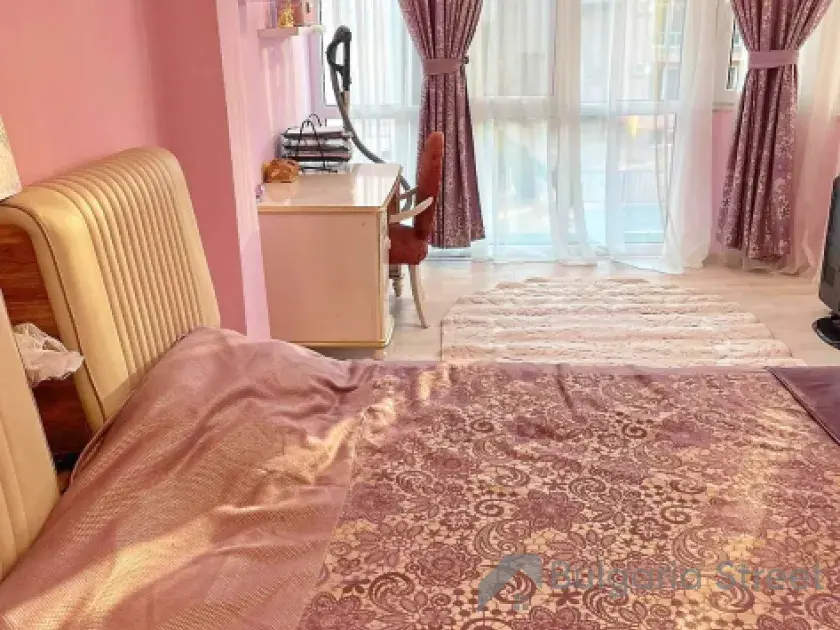 кровать в спальне