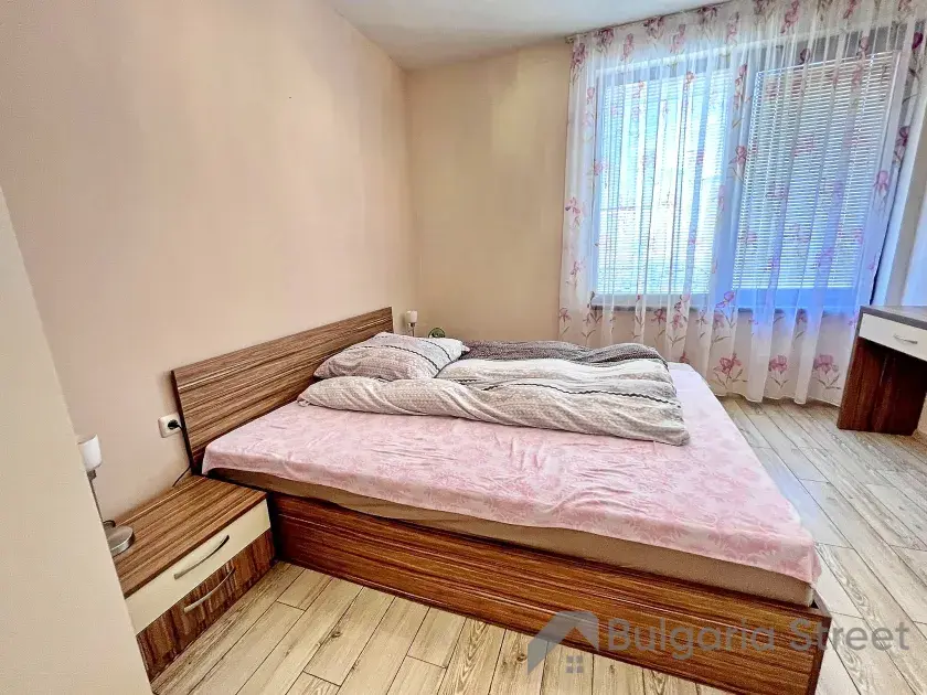 двухспальная кровать в спальне