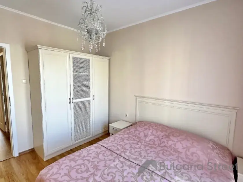 кровать в спальне
