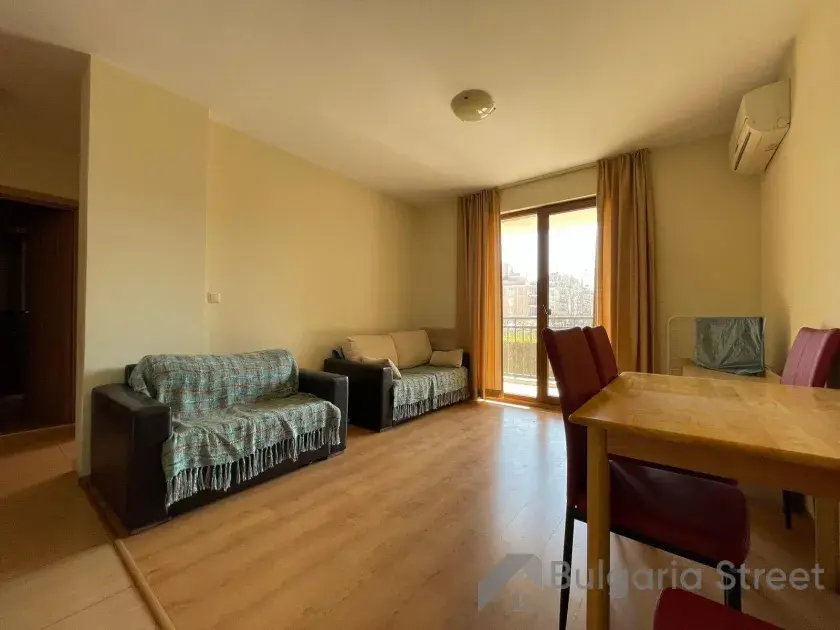 диван в гостиной