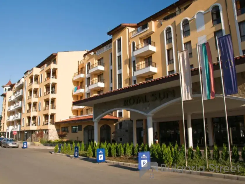 главный вход в комплекс