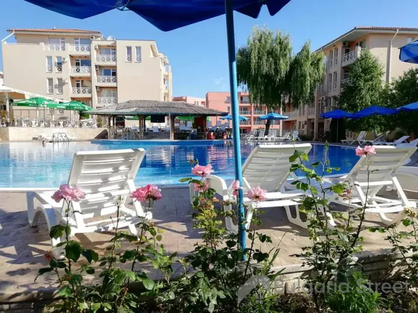 зона для загара у бассейна