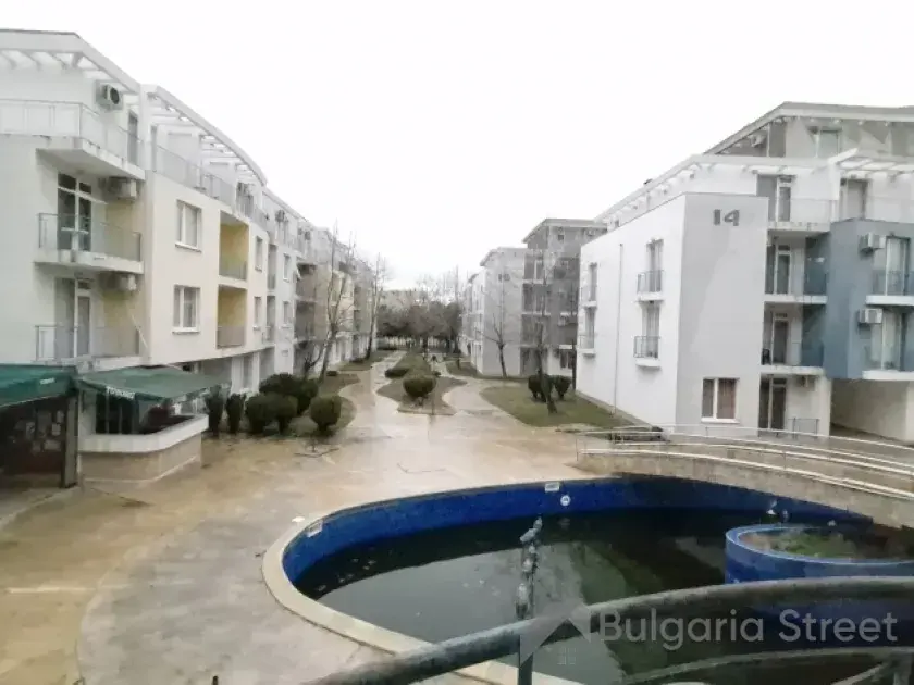 бассейн на территории комплекса