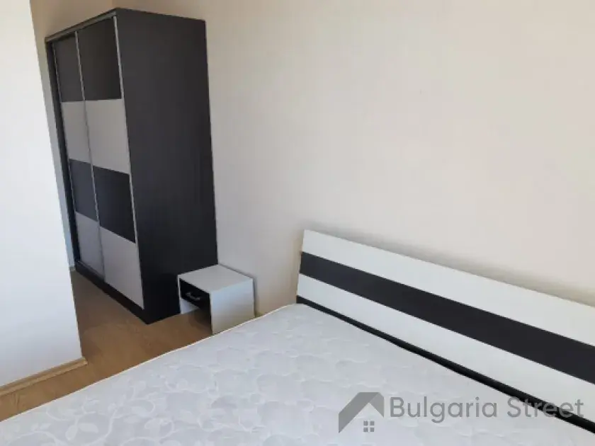 кровать в спальне