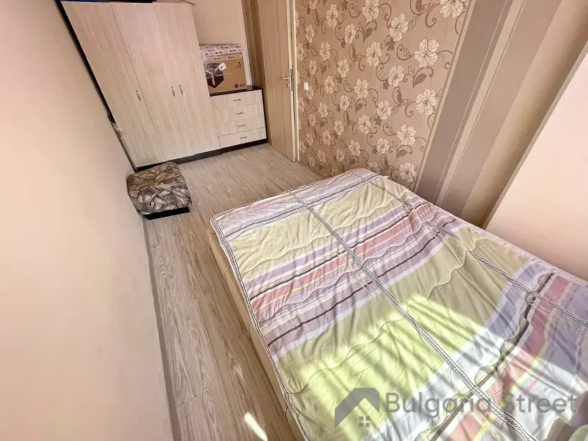 кровать в спальне