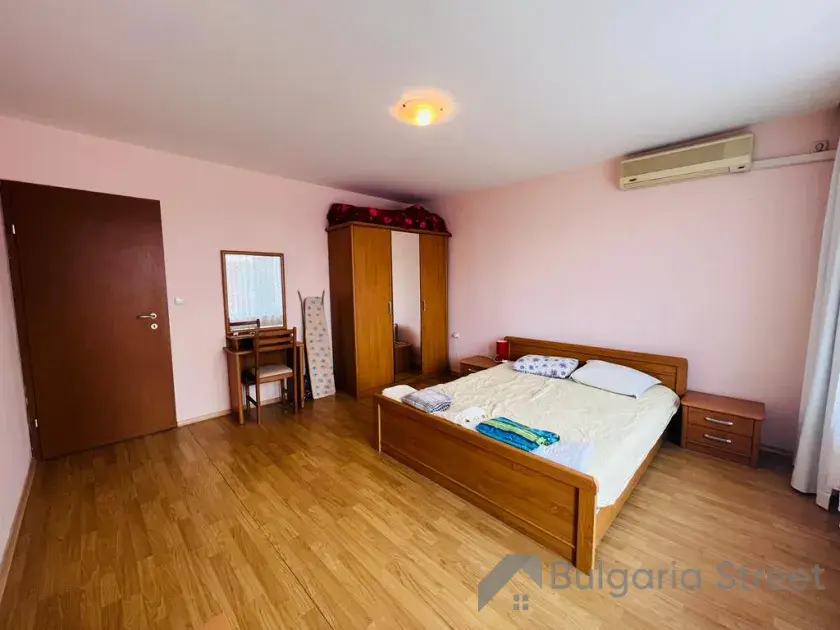 кровать в спальне