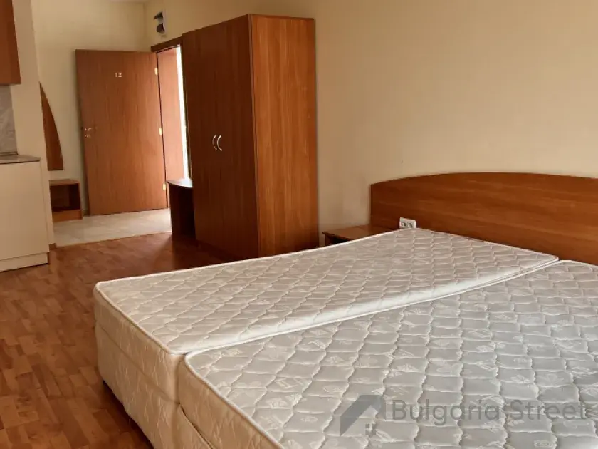 двухспальная кровать в квартире