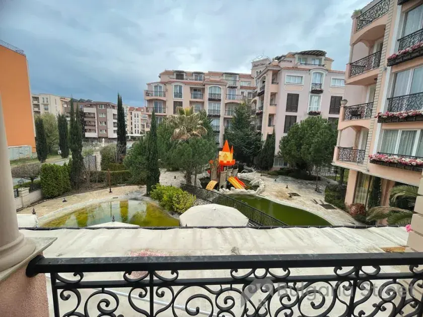 вид на бассейн с террасы