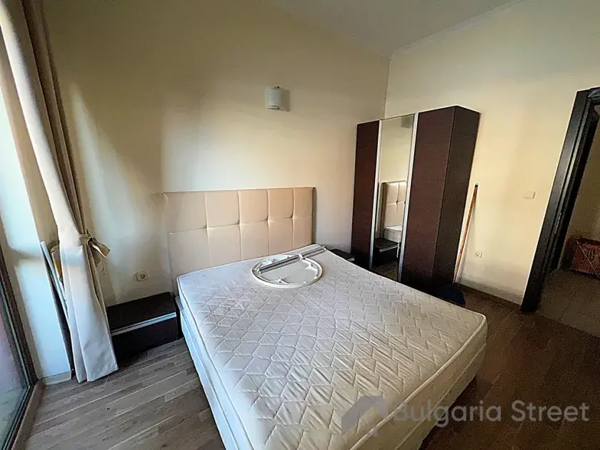кровать в спальне