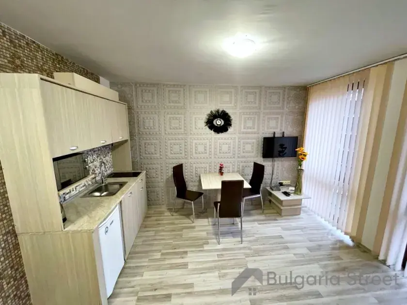 кухонный гарнитур и стол