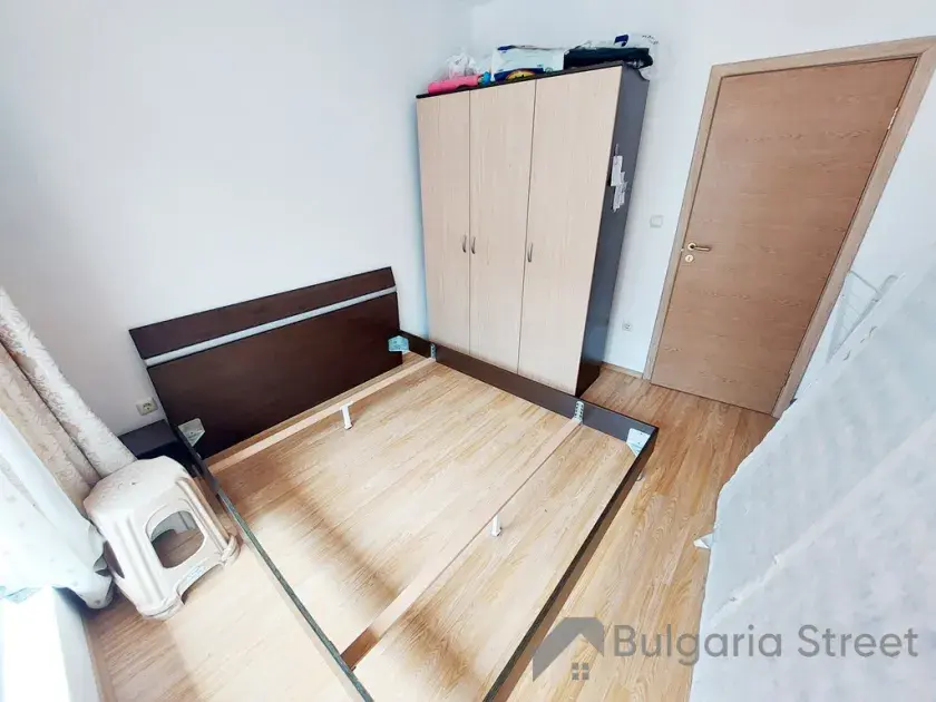 кровать и гардероб