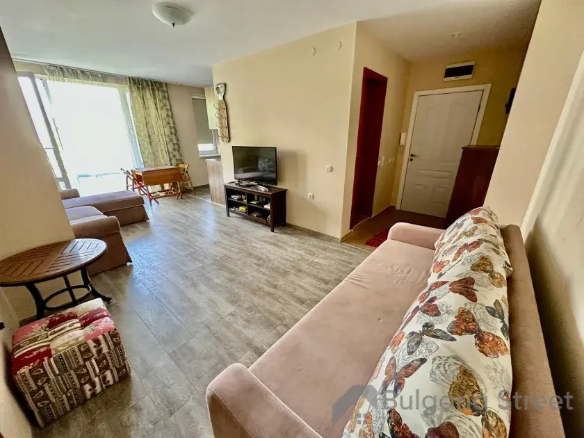 диван в гостиной комнате