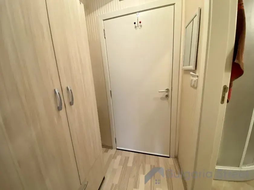 шкаф в прихожек комнате