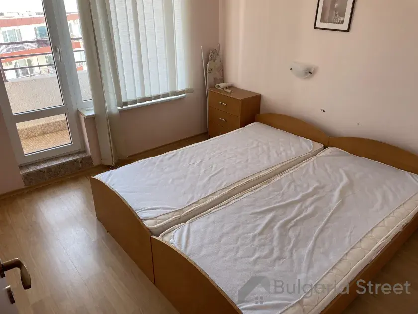 кровать в спальне