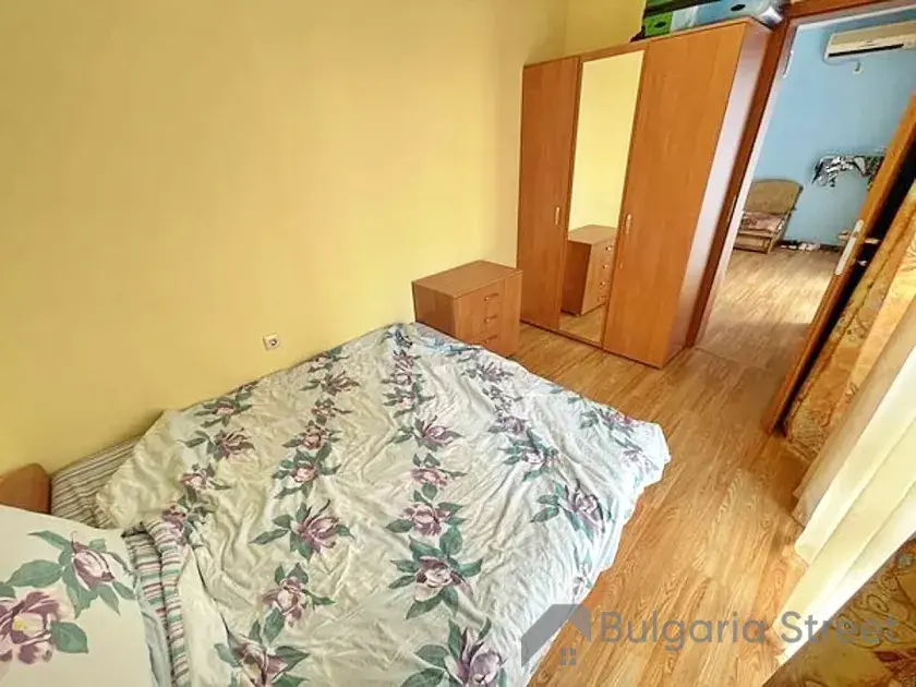 гардероб и кровать в спальне