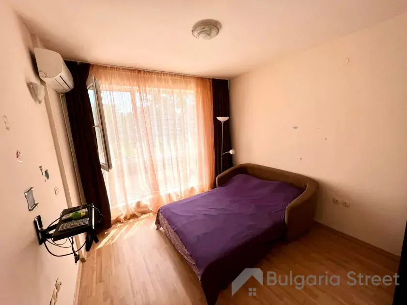 кровать в спальне