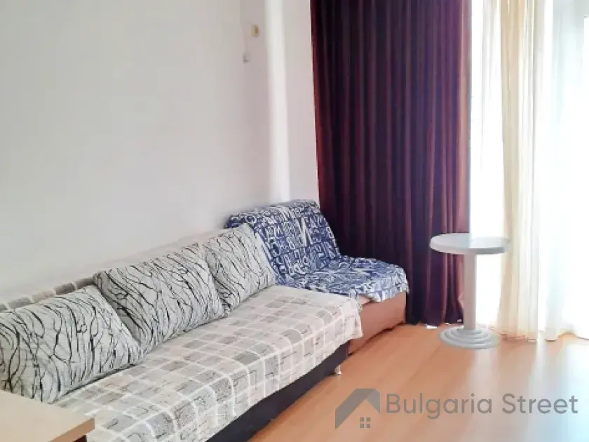 диван в комнате