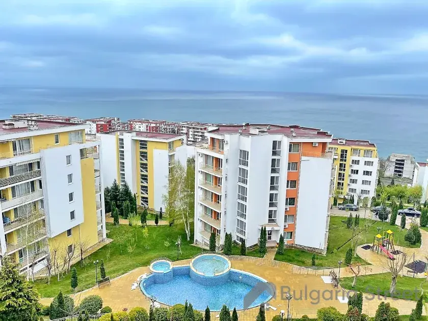 вид на море и бассейн