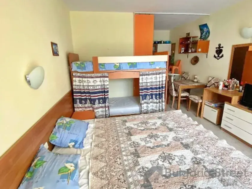 кровать в комнате