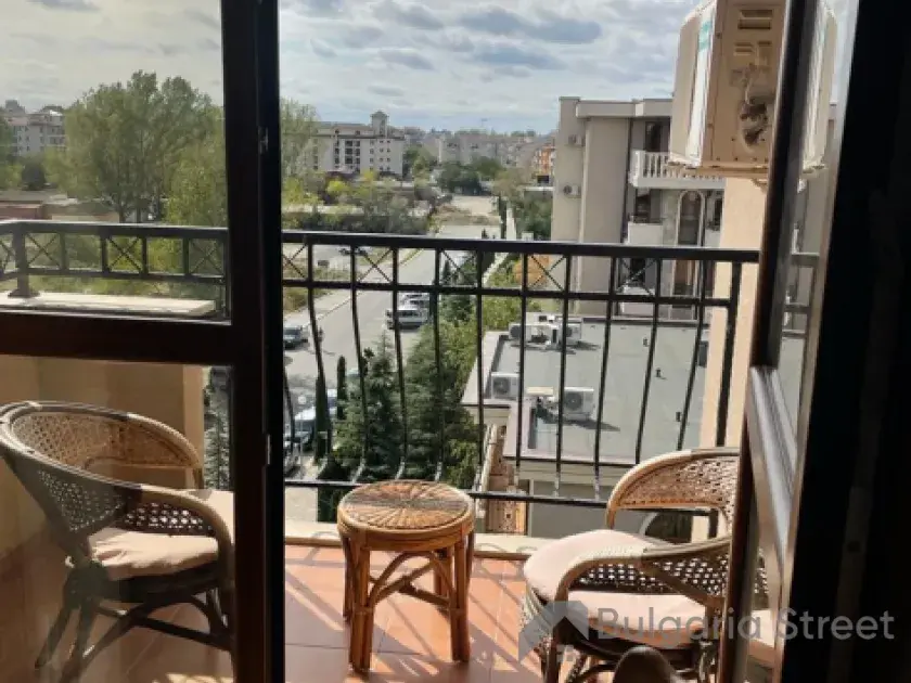 балкон со стульями и столом