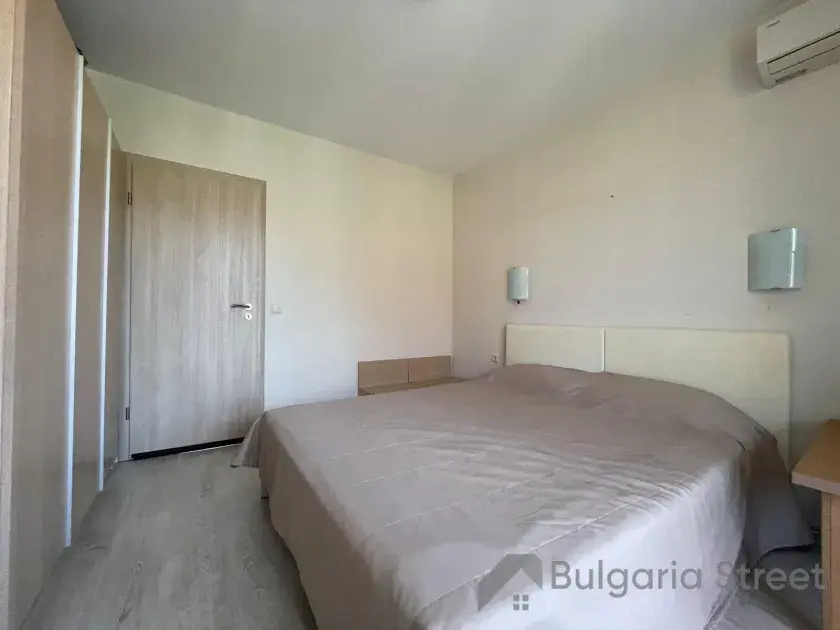 кровать в спальне