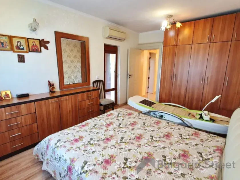 кровать в спальне
