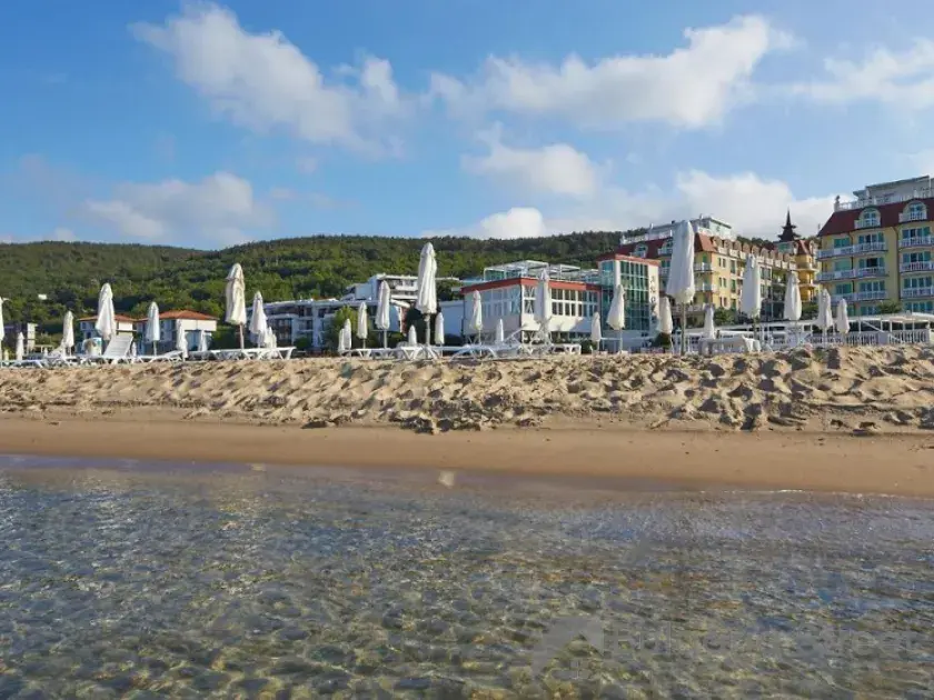 вид на комплекс с моря