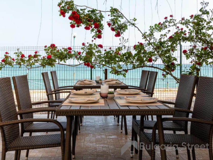 ресторан с морской панорамой