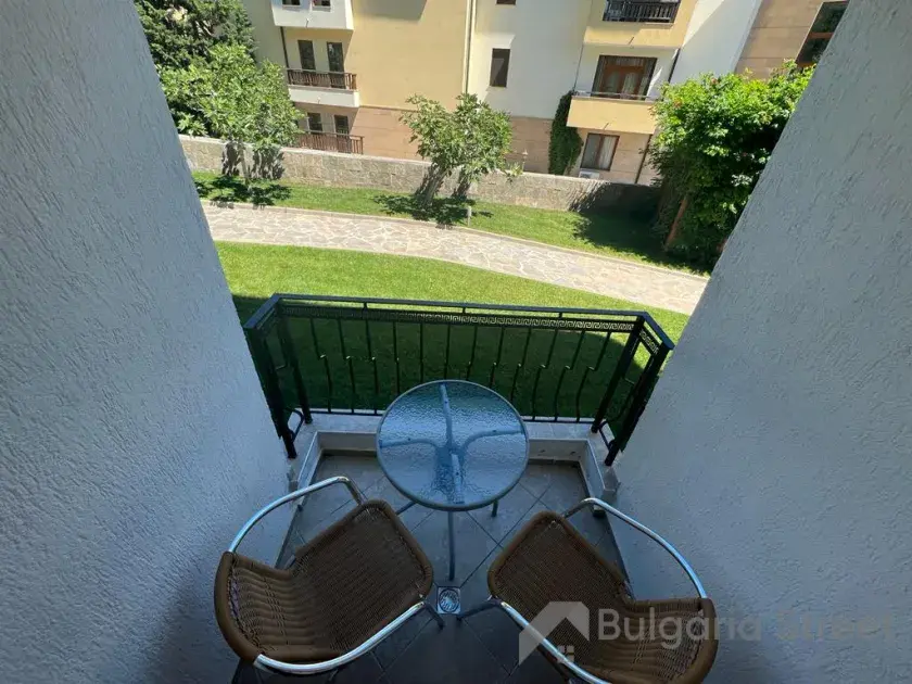 стол и стулья на балконе