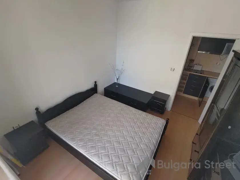 кровать и шкаф