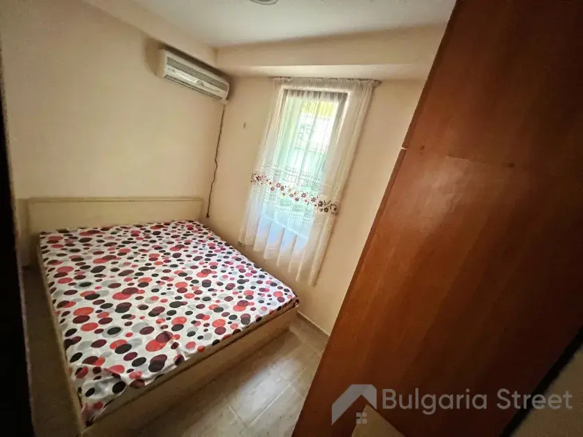 кровать в спальне