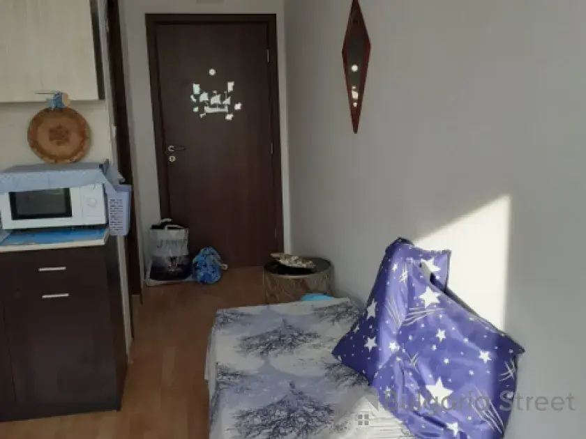 кровать в спальне