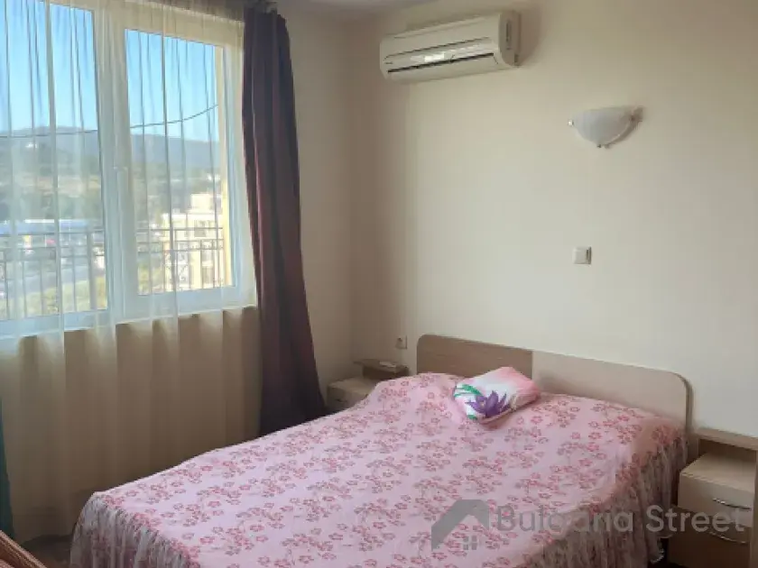 кровать в спальне