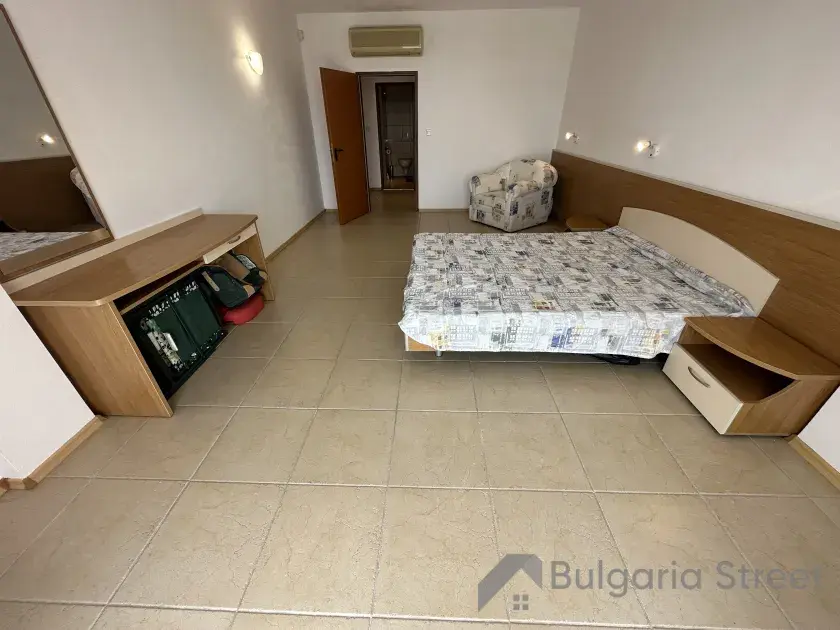 письменный стол, двуспальная кровать