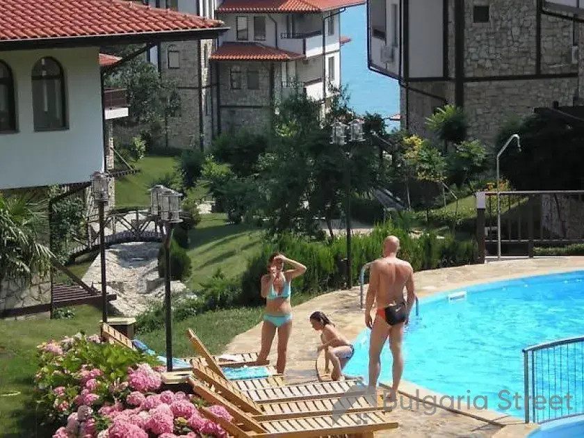 бассейн на территории комплекса