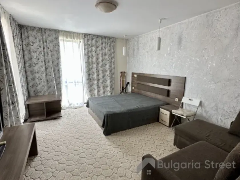 комната с мебелью