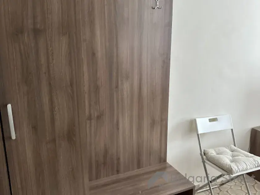 вешалка в прихожей