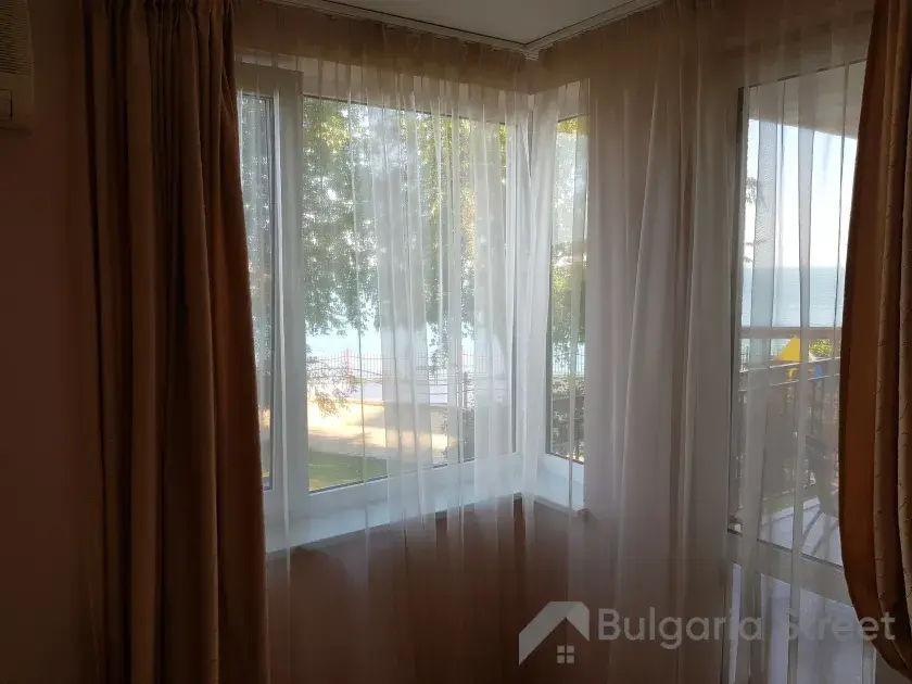 окна с видом на море