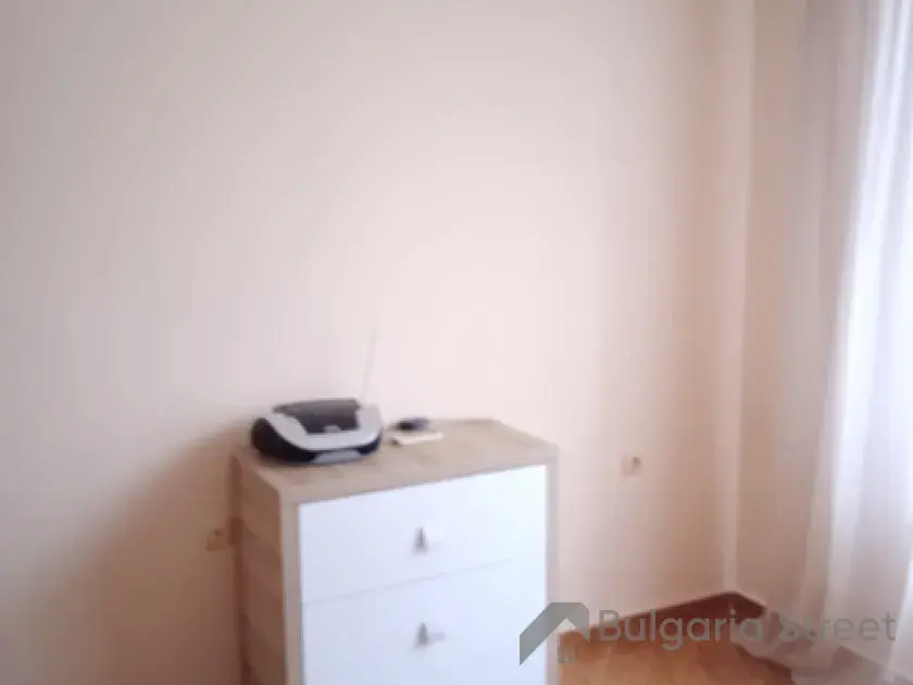 комод и кондиционер в спальне