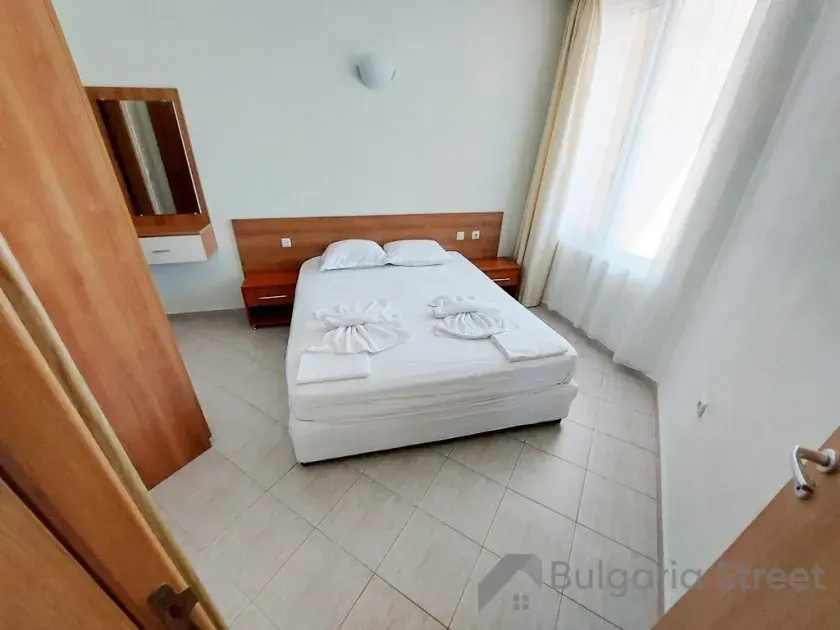 кровать в спальне