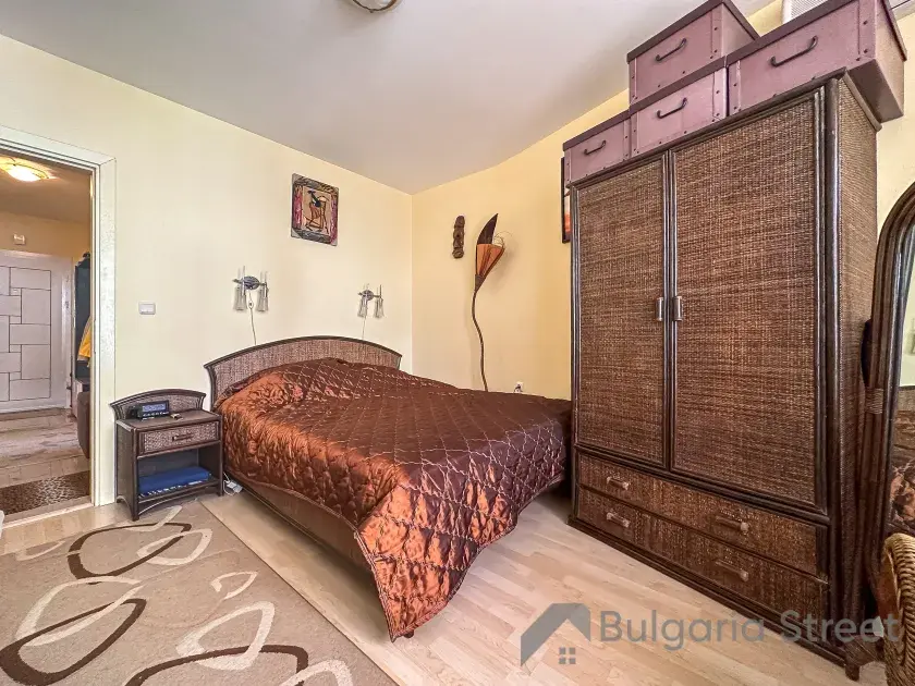 двухспальная кровать и шкаф