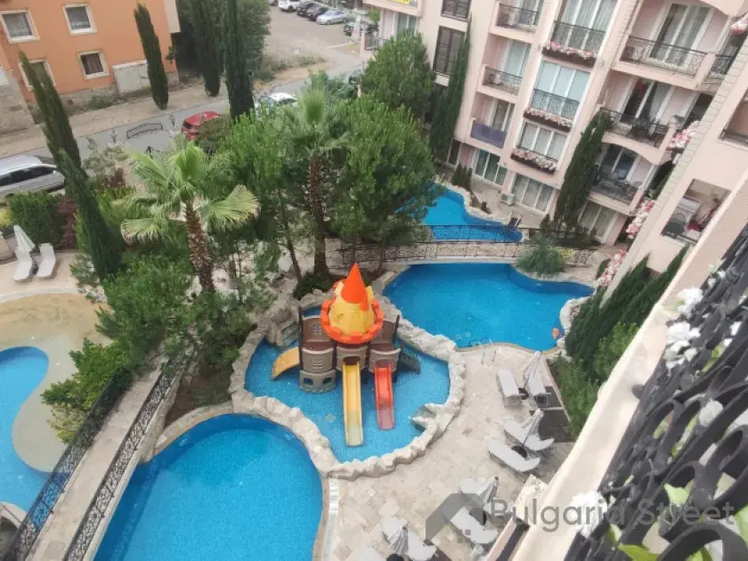 вид на бассейн с террасы