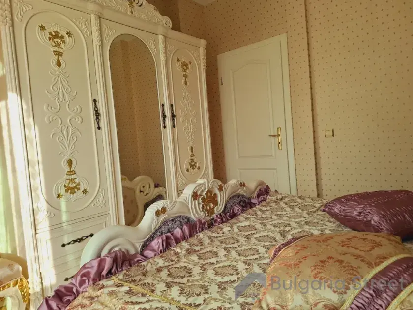 шкаф и двухспальная кровать