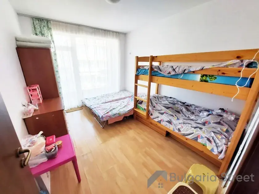 двухспальная кровать и детская двухярусная