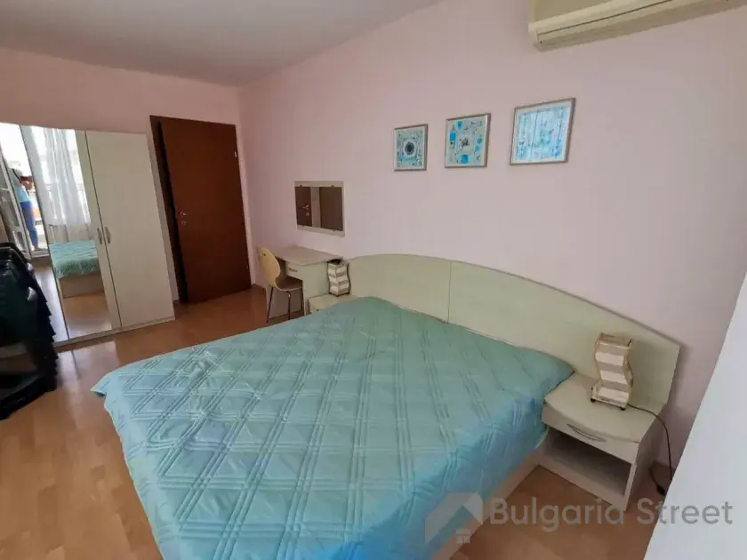 кровать в спальне