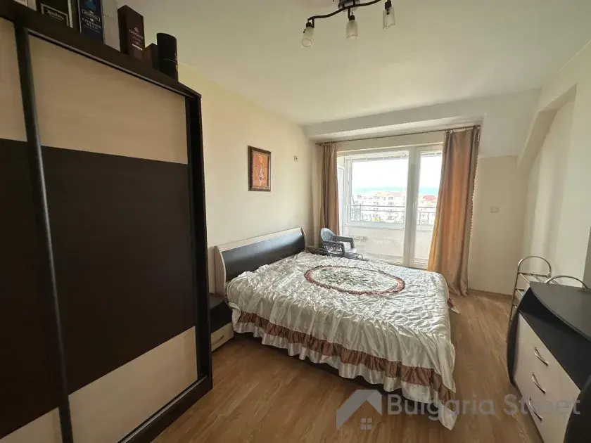 кровать и шкаф в спальне