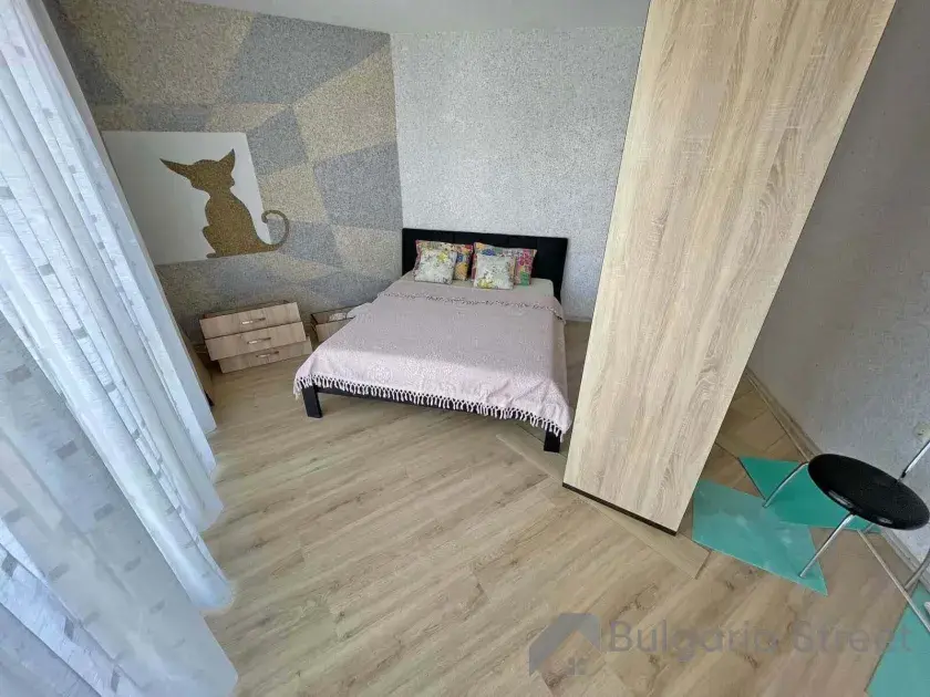 двухспальная кровать в спальне