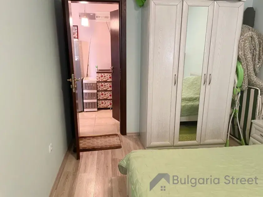гардероб и кровать в спальне