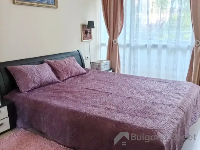 кровать в спальне