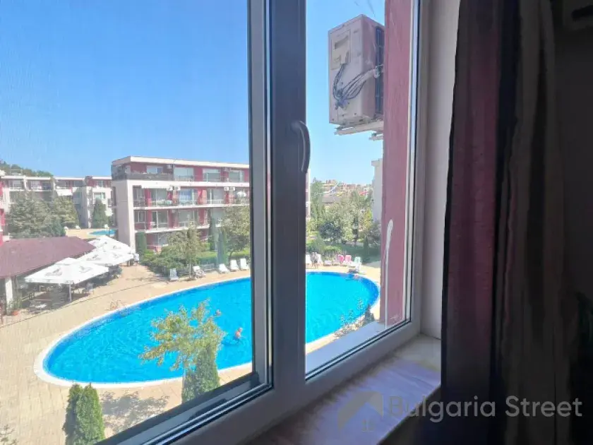вид на бассейн из окна